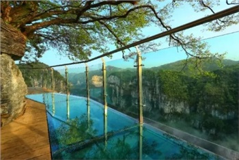 鳳凰古城、晚會(huì)、矮寨大橋、魔鬼玻璃棧道、墨戎苗寨汽車兩日游