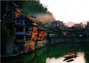 C玻璃橋、天門(mén)仙山、夯吾苗寨、鳳凰古城“神秘湘西之旅” 品質(zhì)純玩2晚3日游