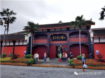 貴州黃果樹大瀑布、梵凈山、西江千戶苗寨、荔波大小七孔、鎮(zhèn)遠(yuǎn)古城遵義會議會址、息烽集中營汽車七日游