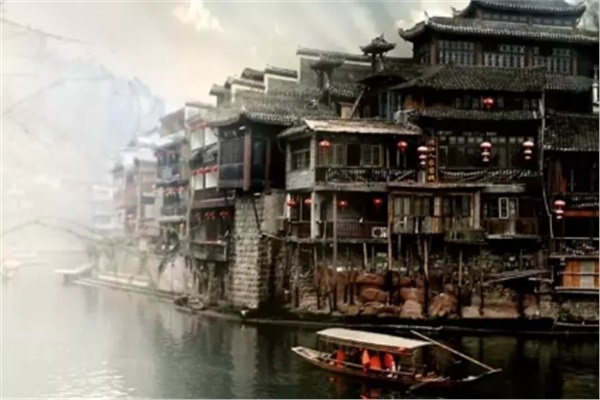 鳳凰古城、晚會(huì)、矮寨大橋、魔鬼玻璃棧道、墨戎苗寨汽車兩日游