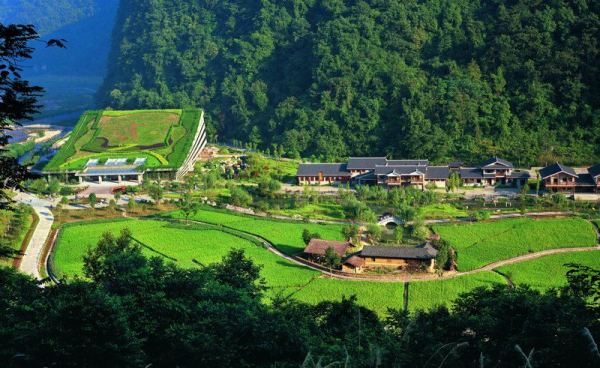 　　D4線：黃龍洞、袁家界、天子山、金鞭溪、夯吾苗寨、鳳凰古城“養(yǎng)心潤肺”之旅品質(zhì)純玩3晚4日游