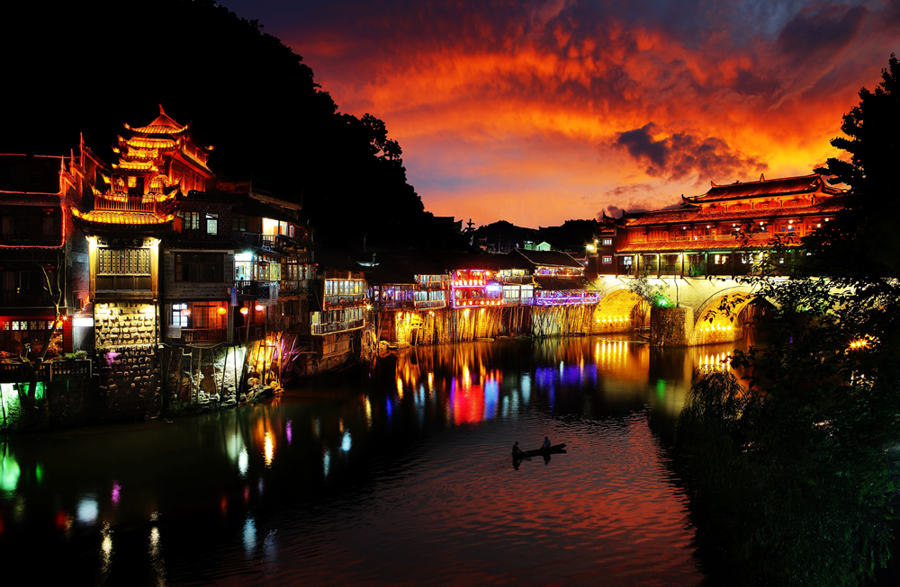 黃龍洞、天門仙山、夯吾苗寨、鳳凰古城“神秘湘西之旅” 品質(zhì)純玩2晚3日游D