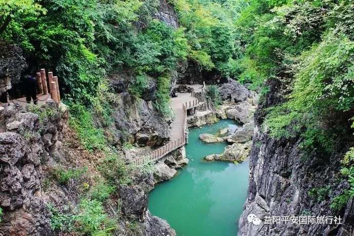 貴州黃果樹大瀑布、梵凈山、西江千戶苗寨、荔波大小七孔、鎮(zhèn)遠古城遵義會議會址、息烽集中營汽車七日游